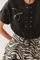 Exquise-Bağlama Yaka Detaylı İşlemeli Kısa Kol Regular Pamuklu Siyah Bluz-Bluz-5-Milagron.com