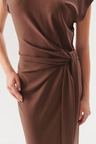 Exquise-Beli Kuşaklı Vücuda Oturan Kahverengi Modal Karışımlı Midi örme Elbise-ELBİSE-5-Milagron.com