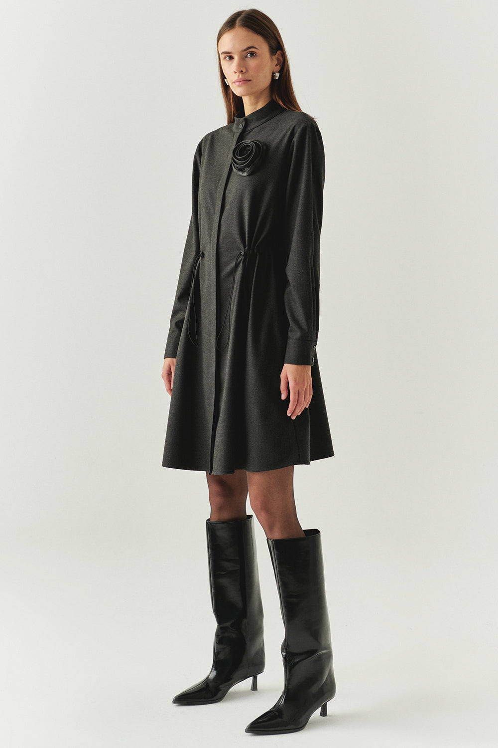 Exquise-Beli Lastikli çiçek Aksesuarlı Regular Mini Gri Elbise-ELBİSE-2-Milagron.com