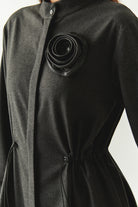 Exquise-Beli Lastikli çiçek Aksesuarlı Regular Mini Gri Elbise-ELBİSE-5-Milagron.com