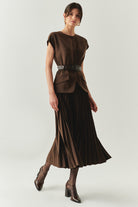 Exquise-Bisiklet Yaka Kemerli Plisoley Slim Fit Midi Kahve Elbise-ELBİSE-2-Milagron.com