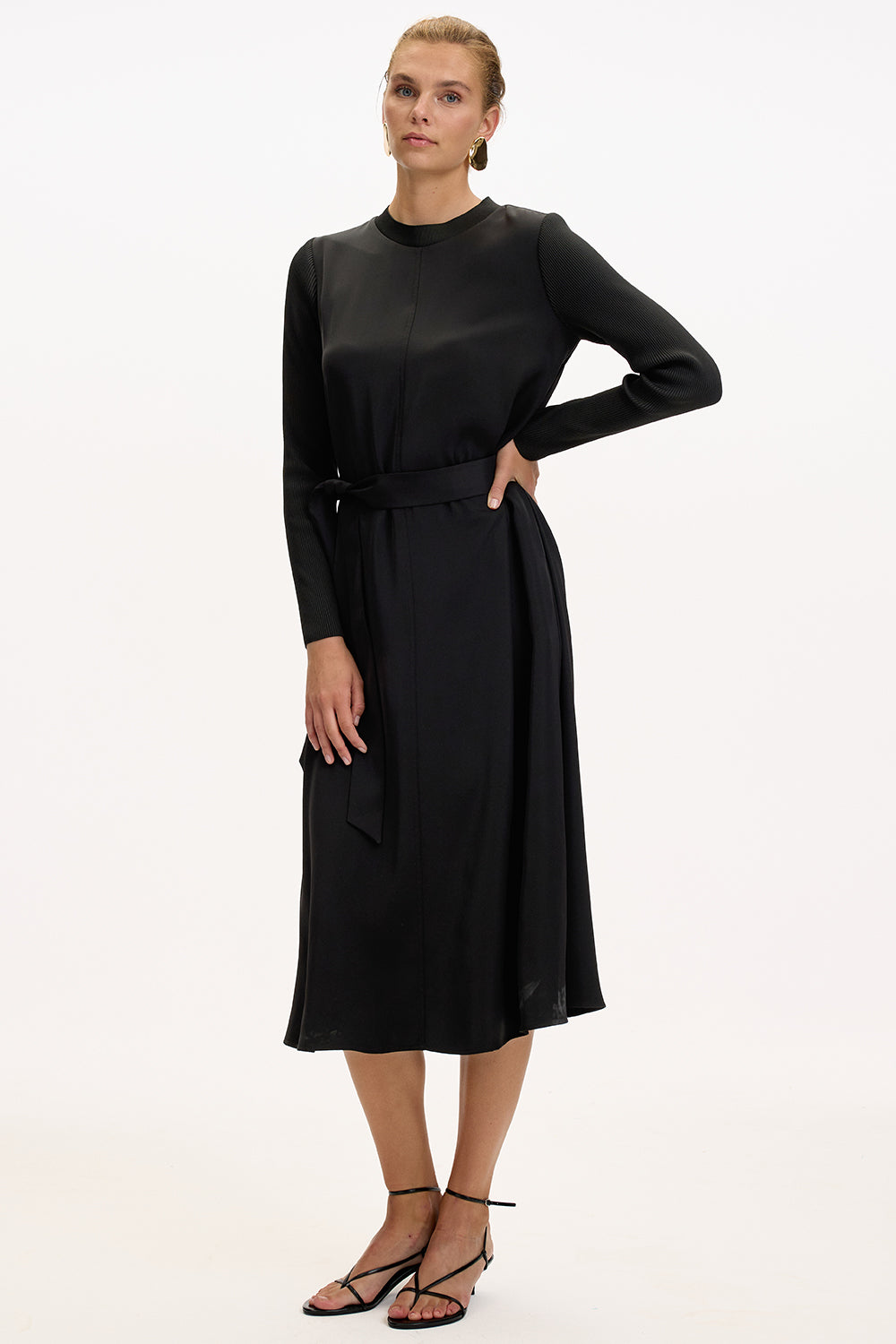 Exquise-Bisiklet Yaka Uzun Kollu Kuşaklı Regular Siyah Midi Elbise-ELBİSE-2-Milagron.com
