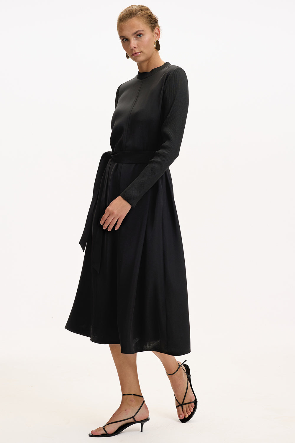 Exquise-Bisiklet Yaka Uzun Kollu Kuşaklı Regular Siyah Midi Elbise-ELBİSE-3-Milagron.com