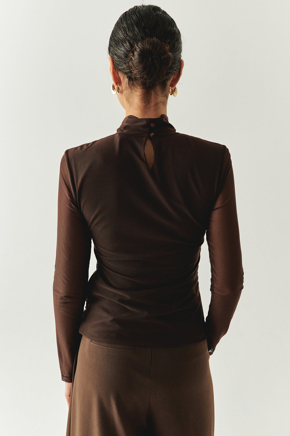 Exquise-Boğazlı Drapeli Uzun Kollu Slim Fit Kahve Tül Bluz-BLUZ-3-Milagron.com