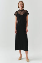 Exquise-Dantel Detaylı Kısa Kollu Regular Saten Midi Siyah Elbise-ELBİSE-1-Milagron.com