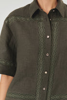 Exquise-Dantel Detaylı Rahat Kalıp Saf Keten Kısa Kol Gri Gömlek-Gömlek-3-Milagron.com