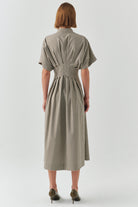 Exquise-Desenli Bele Oturan Düşük Omuzlu Taş Baskılı Regular Midi Elbise-ELBİSE-4-Milagron.com