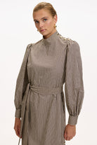 Exquise-Dik Yaka Uzuz Kollu çizgili Kuşaklı Regular Kahve Bej Midi Elbise-ELBİSE-7-Milagron.com