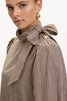 Exquise-Dik Yaka Uzuz Kollu çizgili Kuşaklı Regular Kahve Bej Midi Elbise-ELBİSE-8-Milagron.com