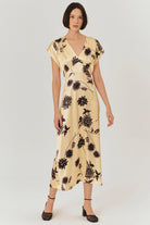 Exquise-Düşük Kol V Yaka çiçek İşlemeli Floş Kumaş Elbise-ELBİSE-1-Milagron.com