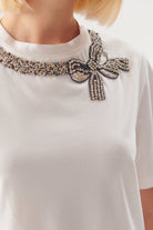 Exquise-Fiyonk İşlemesi Detaylı Bisiklet Yaka Pamuklu Regular Tişört-T-Shirts-3-Milagron.com