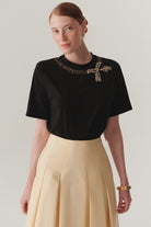 Exquise-Fiyonk İşlemesi Detaylı Bisiklet Yaka Pamuklu Regular Tişört-T-Shirts-8-Milagron.com