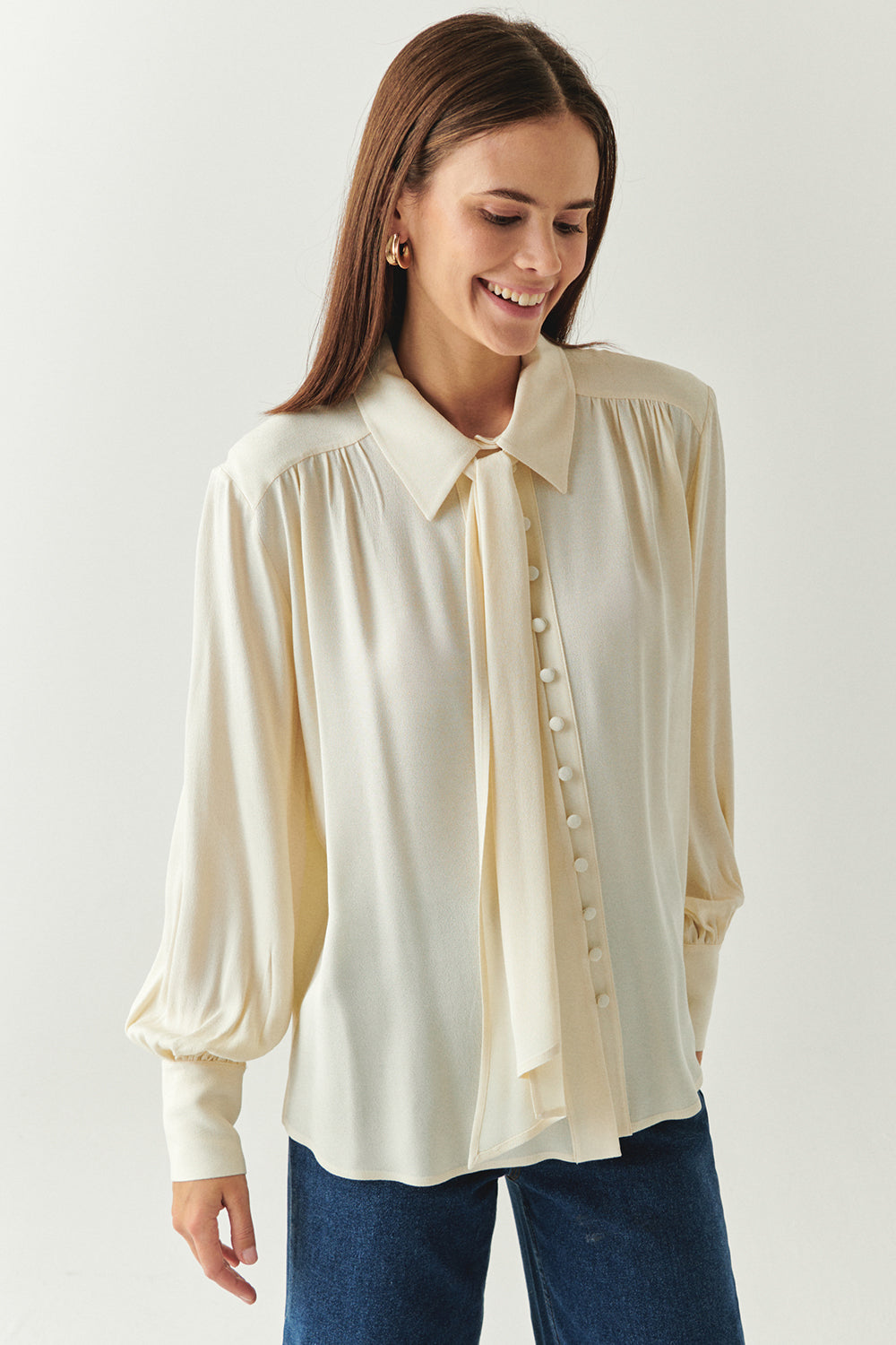 Exquise-Fular Detaylı Düğmeli Regular Uzun Kollu Viskon Ekru Gömlek-GÖMLEK-1-Milagron.com