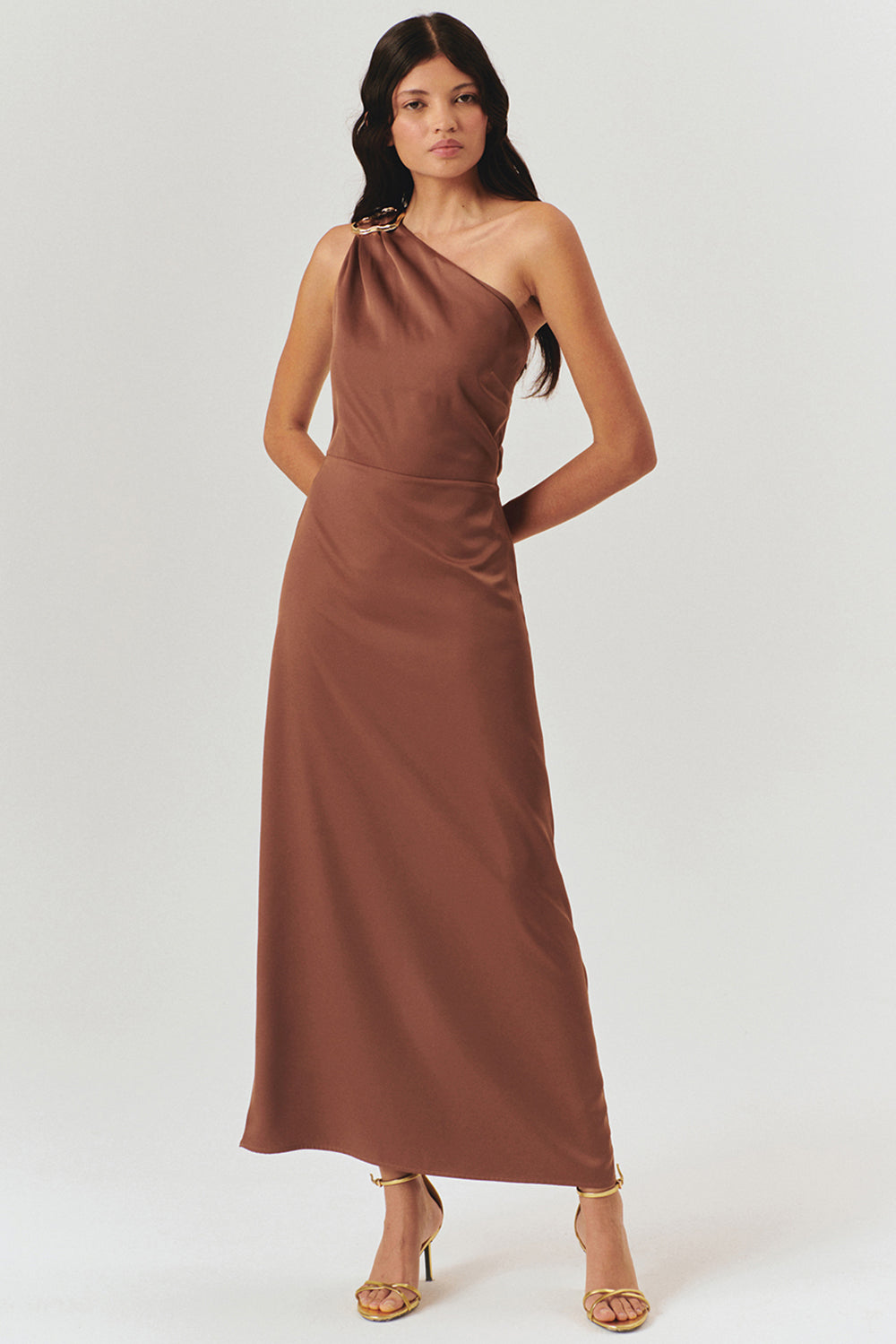Exquise-Gold Toka Detaylı Tek Omuz Bağlamalı Kahverengi Maxi Elbise-ELBİSE-1-Milagron.com