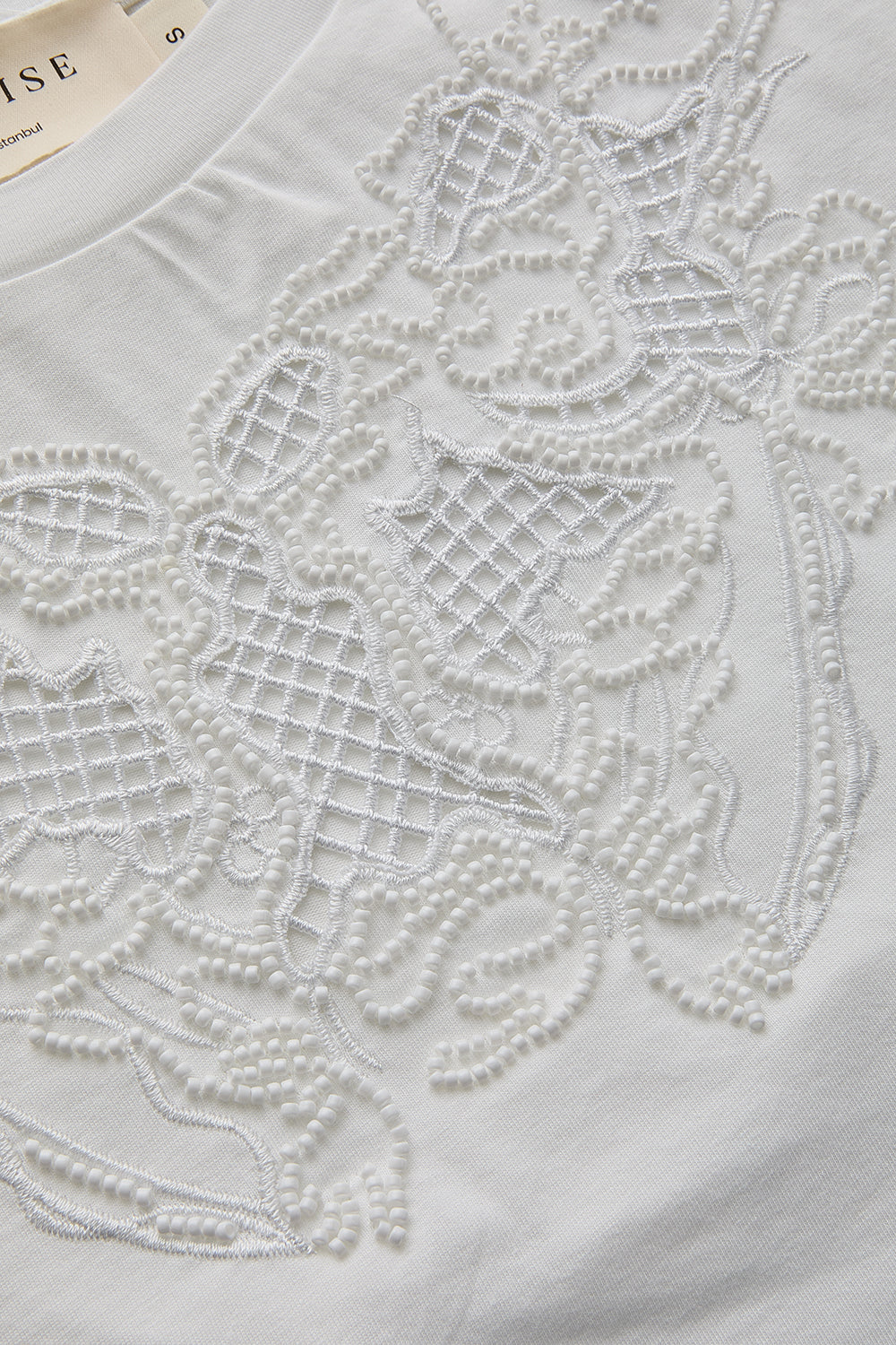 Exquise-İşleme Detaylı Beyaz Regular örme Tişört-T-Shirts-6-Milagron.com
