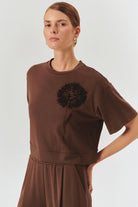 Exquise-İşleme Detaylı Kahverengi Crop Modal Karışımlı örme Tişört-T-Shirts-1-Milagron.com