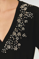 Exquise-İşleme Detaylı Siyah V Yaka Pamuklu Regular örme Tişört-T-Shirts-3-Milagron.com