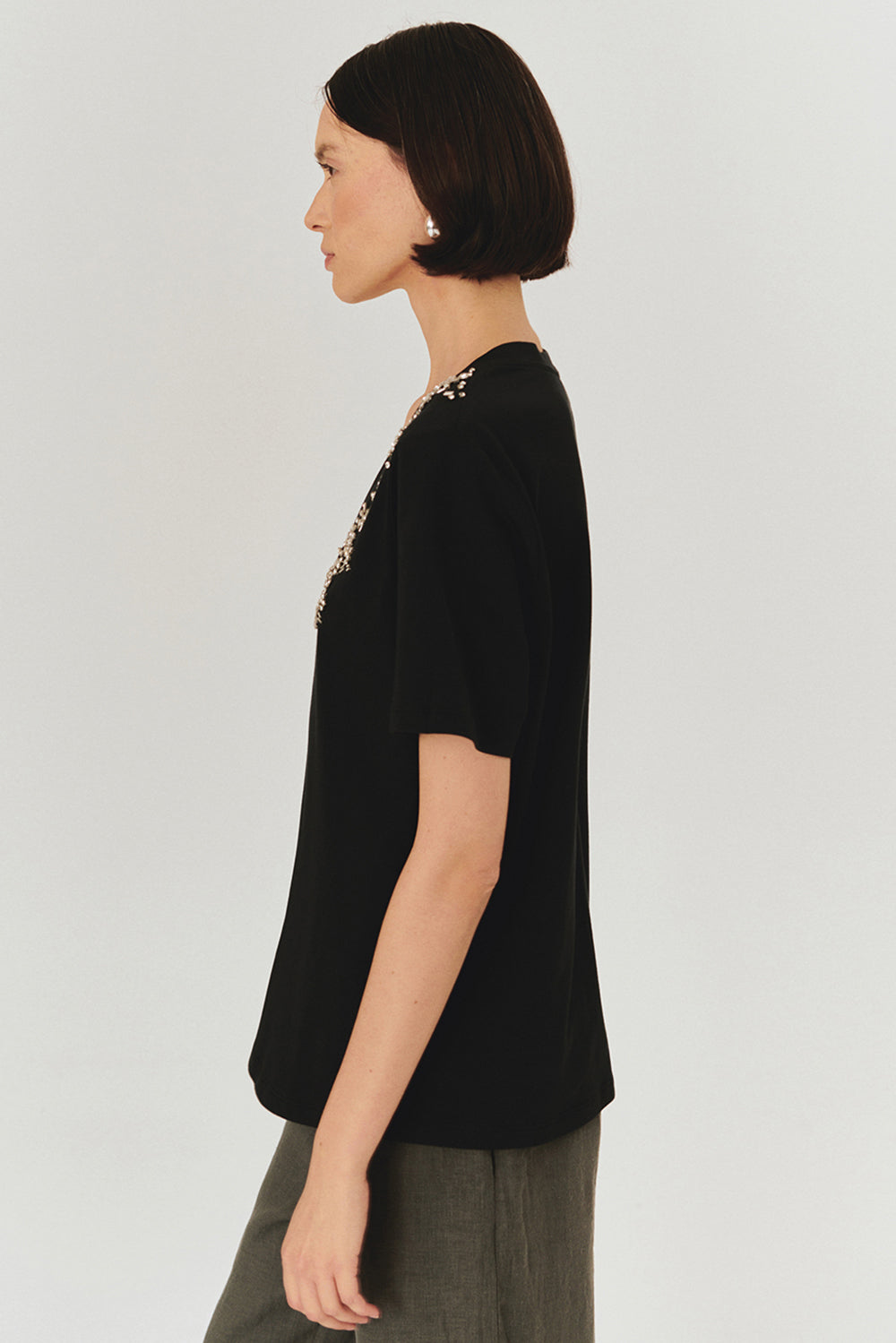 Exquise-İşleme Detaylı Siyah V Yaka Pamuklu Regular örme Tişört-T-Shirts-4-Milagron.com