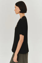 Exquise-İşleme Detaylı Siyah V Yaka Pamuklu Regular örme Tişört-T-Shirts-4-Milagron.com