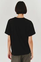 Exquise-İşleme Detaylı Siyah V Yaka Pamuklu Regular örme Tişört-T-Shirts-5-Milagron.com