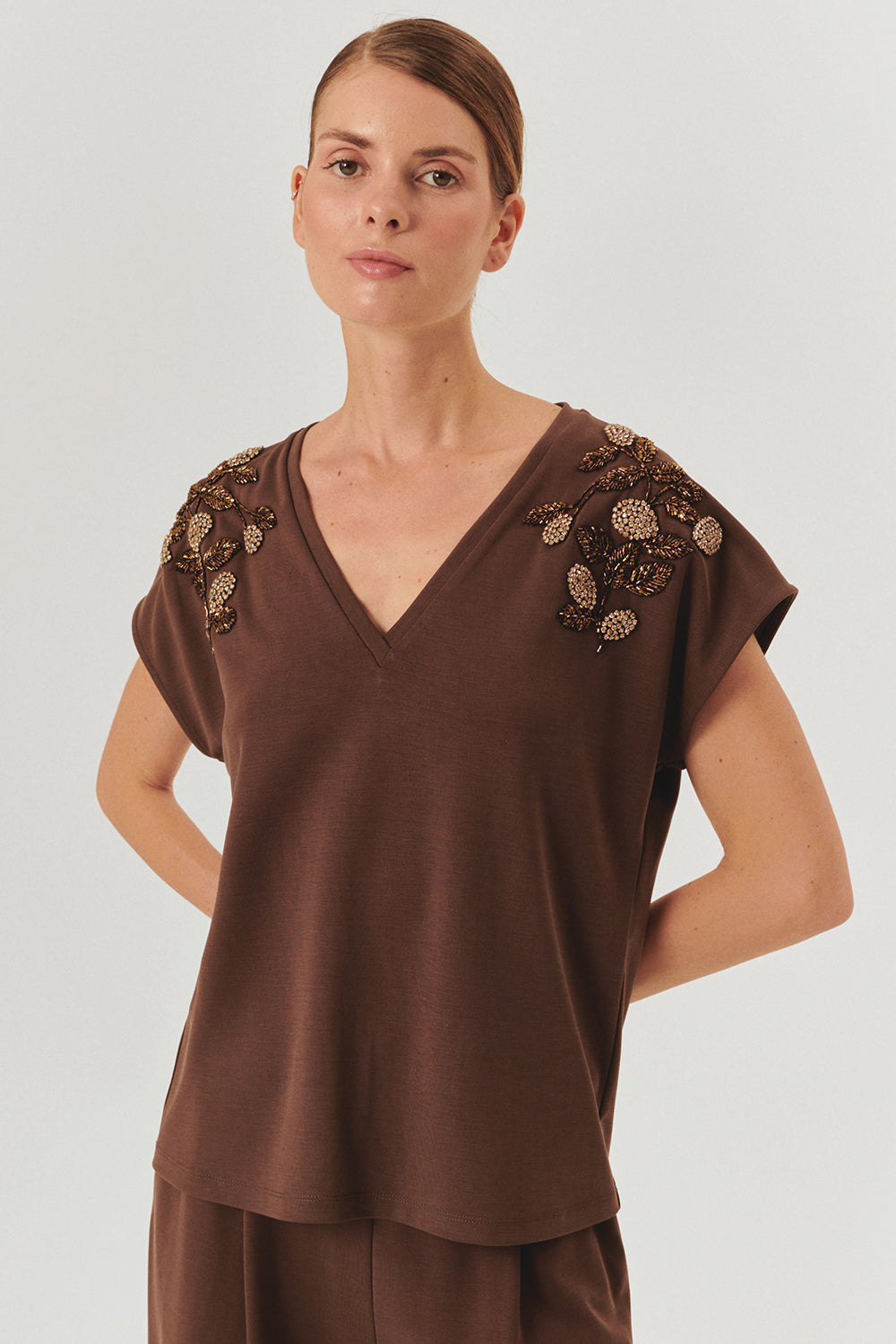 Exquise-İşleme Detaylı V Yaka Kahverengi Regular Modal Karışımlı örme Tişört-T-Shirts-1-Milagron.com