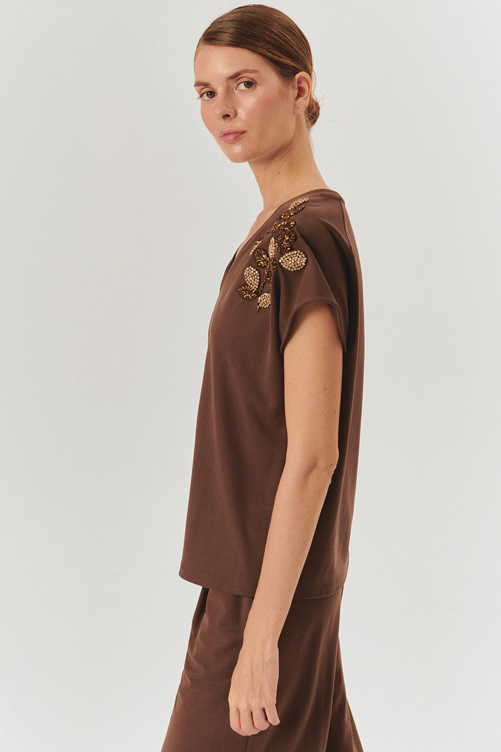 Exquise-İşleme Detaylı V Yaka Kahverengi Regular Modal Karışımlı örme Tişört-T-Shirts-2-Milagron.com