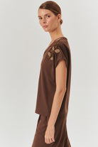 Exquise-İşleme Detaylı V Yaka Kahverengi Regular Modal Karışımlı örme Tişört-T-Shirts-2-Milagron.com