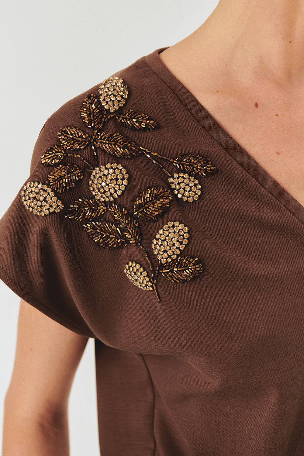 Exquise-İşleme Detaylı V Yaka Kahverengi Regular Modal Karışımlı örme Tişört-T-Shirts-3-Milagron.com