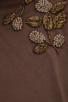 Exquise-İşleme Detaylı V Yaka Kahverengi Regular Modal Karışımlı örme Tişört-T-Shirts-6-Milagron.com