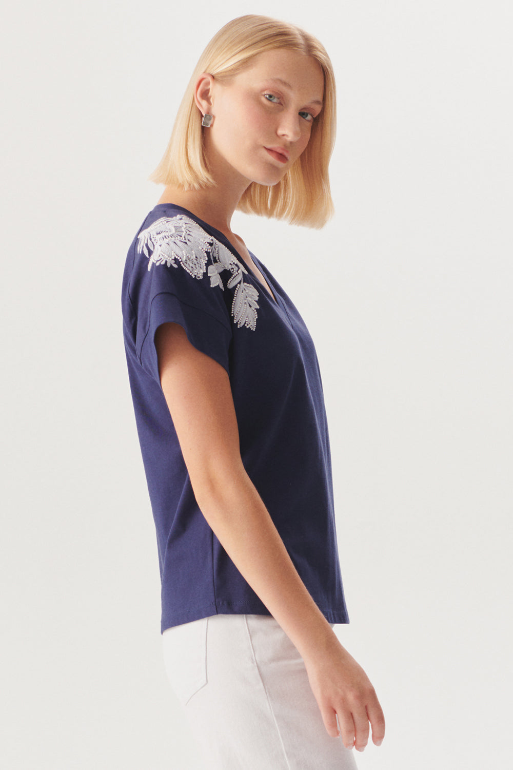 Exquise-İşleme Detaylı V Yaka Lacivert Pamuklu Regular örme Tişört-T-Shirts-3-Milagron.com