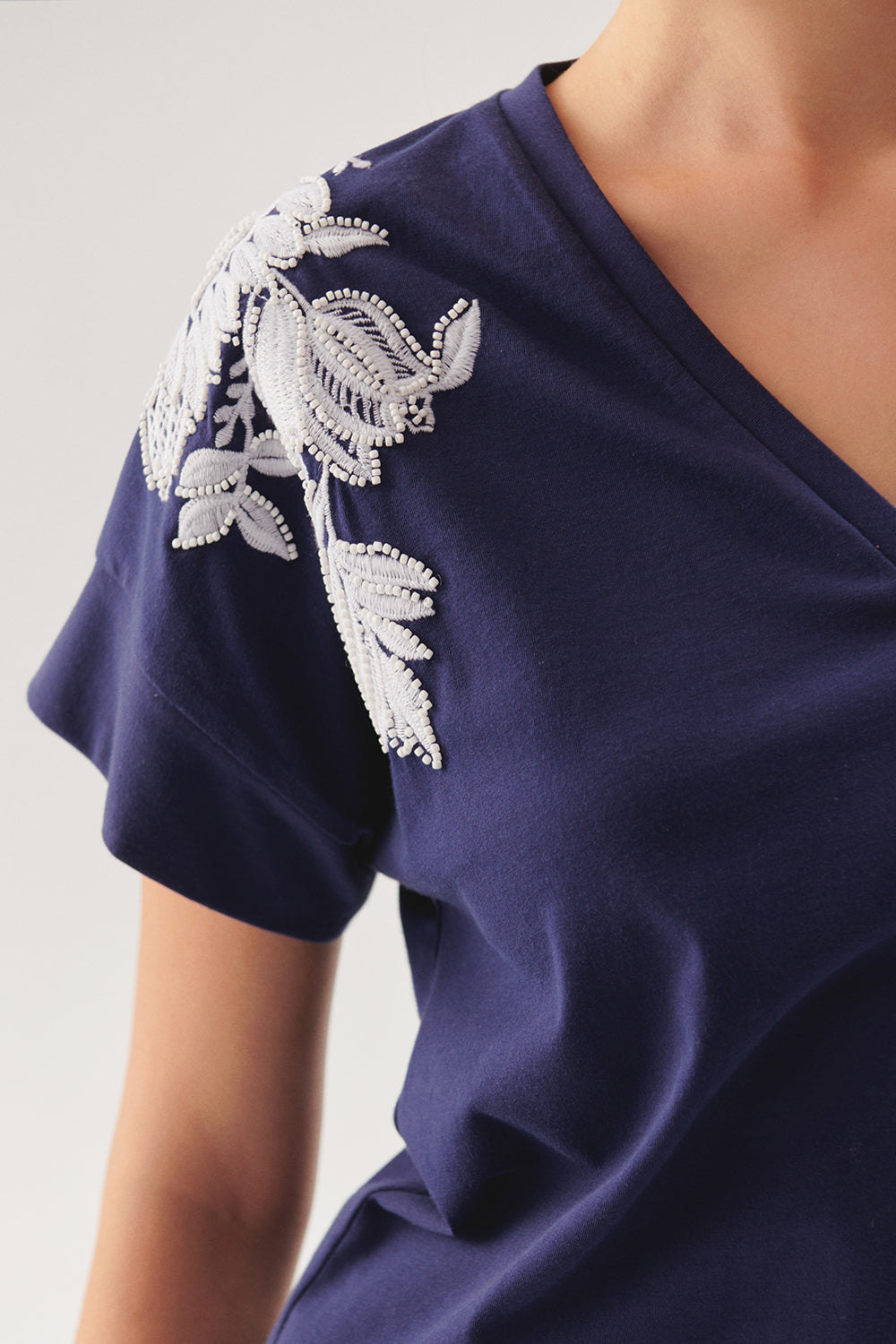 Exquise-İşleme Detaylı V Yaka Lacivert Pamuklu Regular örme Tişört-T-Shirts-5-Milagron.com