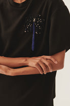 Exquise-İşlemeli Siyah Rahat Kesim Bisiklet Yaka Regular örme Tişört-T-Shirts-4-Milagron.com