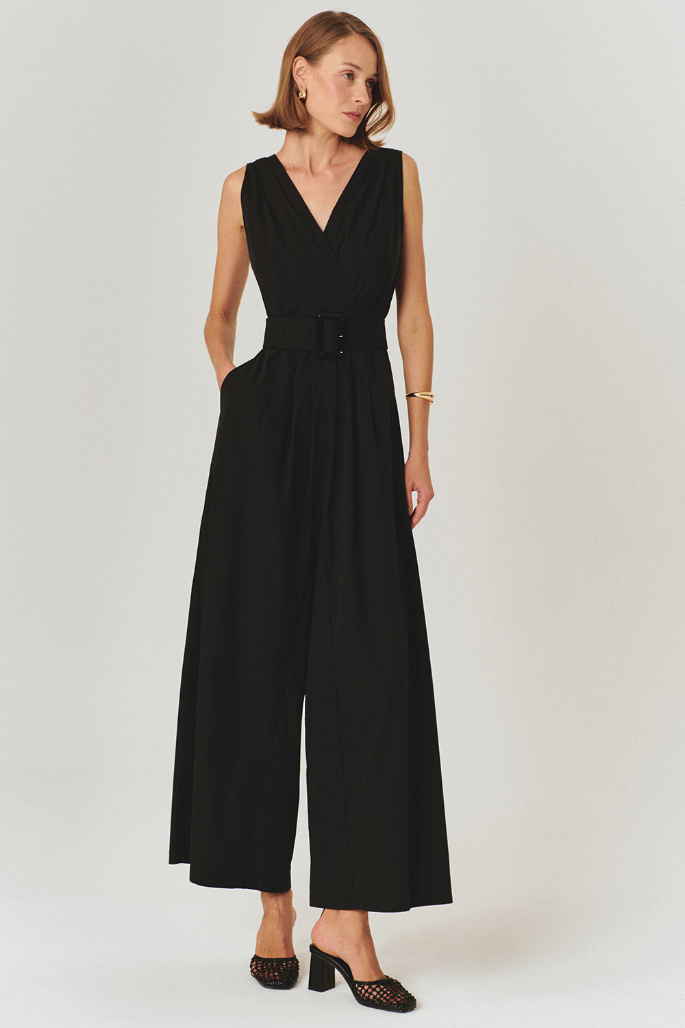 Exquise-Kemer Detaylı Siyah V Yaka Pamuklu Tulum-TULUM-1-Milagron.com