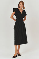 Exquise-Kemer Detaylı V Yaka Pamuklu Siyah Regular Midi Elbise-Elbise-1-Milagron.com