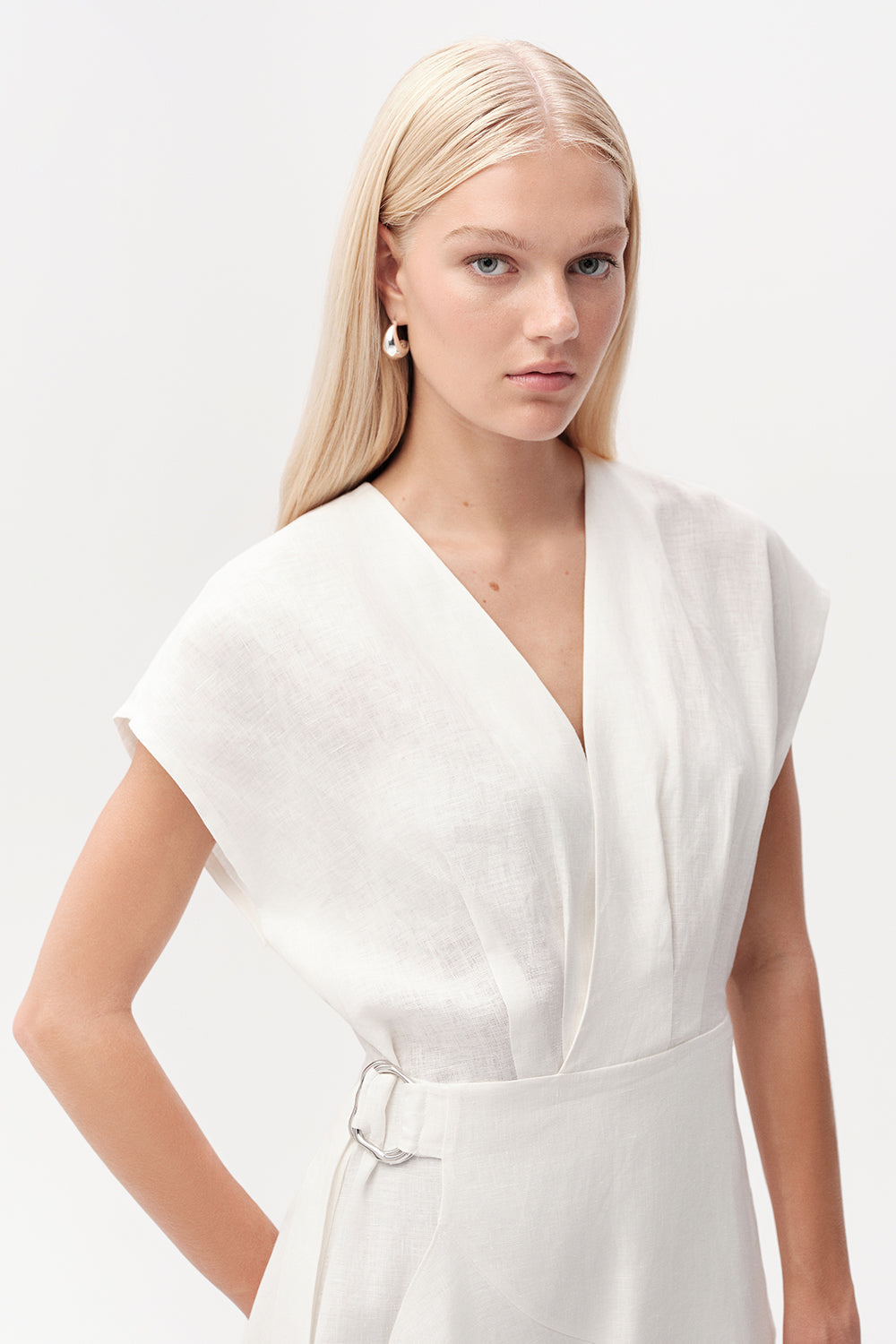 Kolsuz V Yaka Beli Tokalı Regular Keten Mini Ekru Elbise