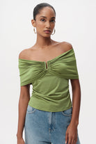 Omuzları Açık Metal Tokalı Slim Fit Örme Haki Bluz