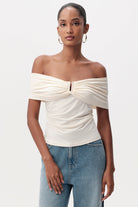 Omuzları Açık Metal Tokalı Slim Fit Örme Krem Bluz