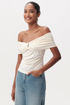 Omuzları Açık Metal Tokalı Slim Fit Örme Krem Bluz