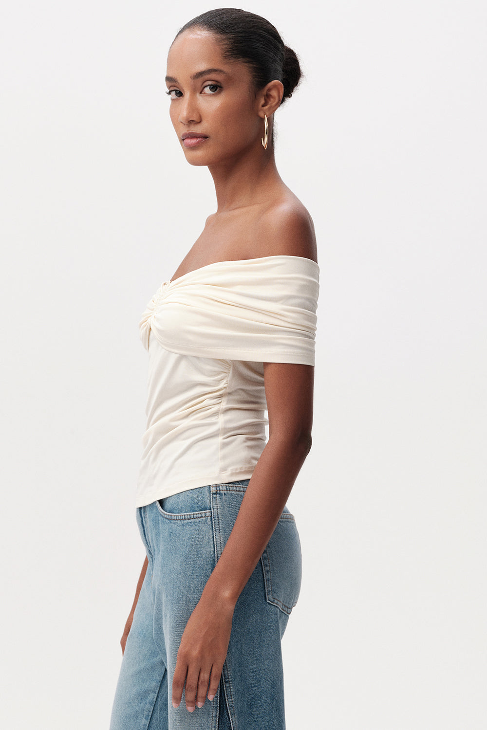 Omuzları Açık Metal Tokalı Slim Fit Örme Krem Bluz