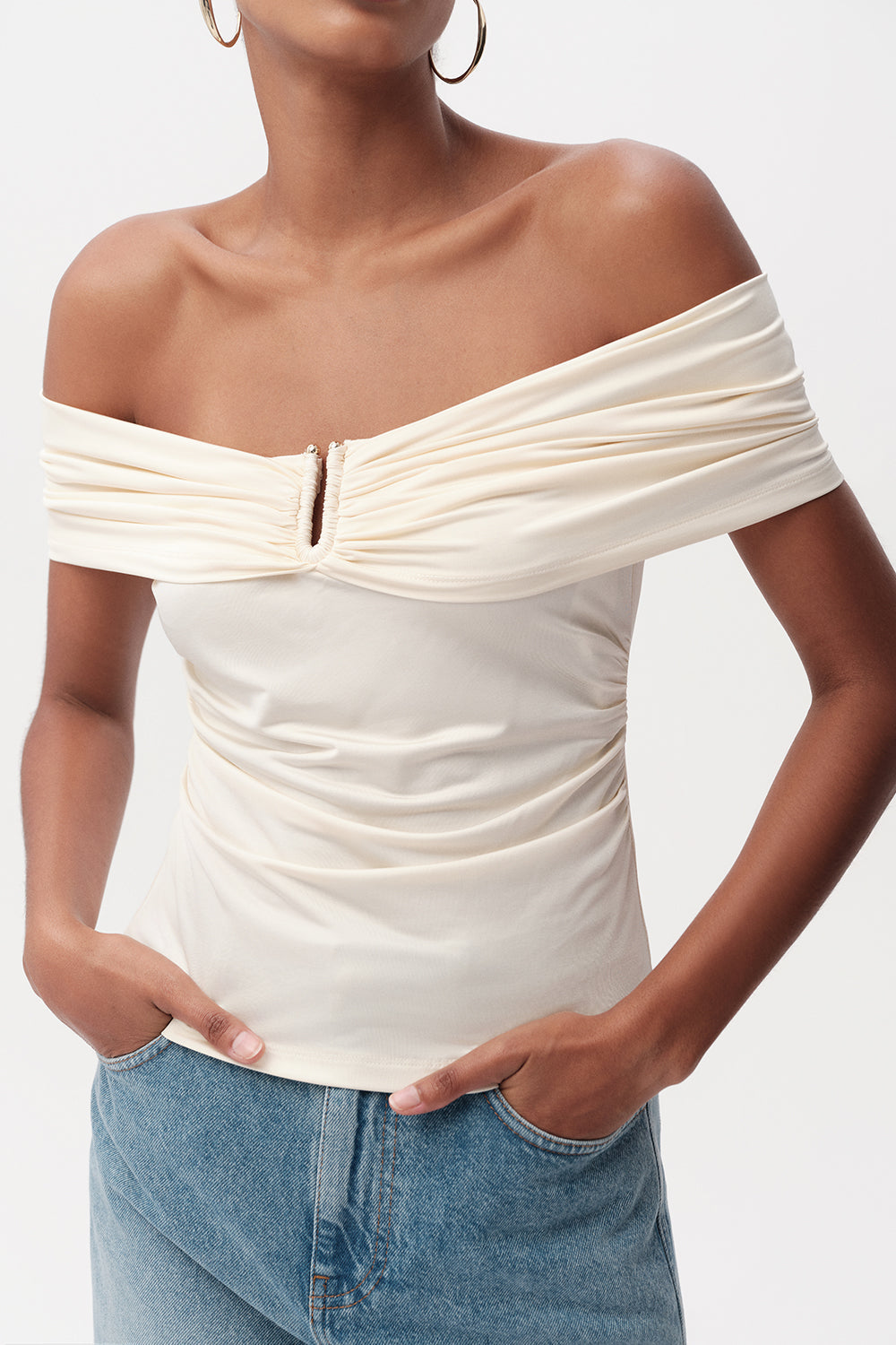 Omuzları Açık Metal Tokalı Slim Fit Örme Krem Bluz