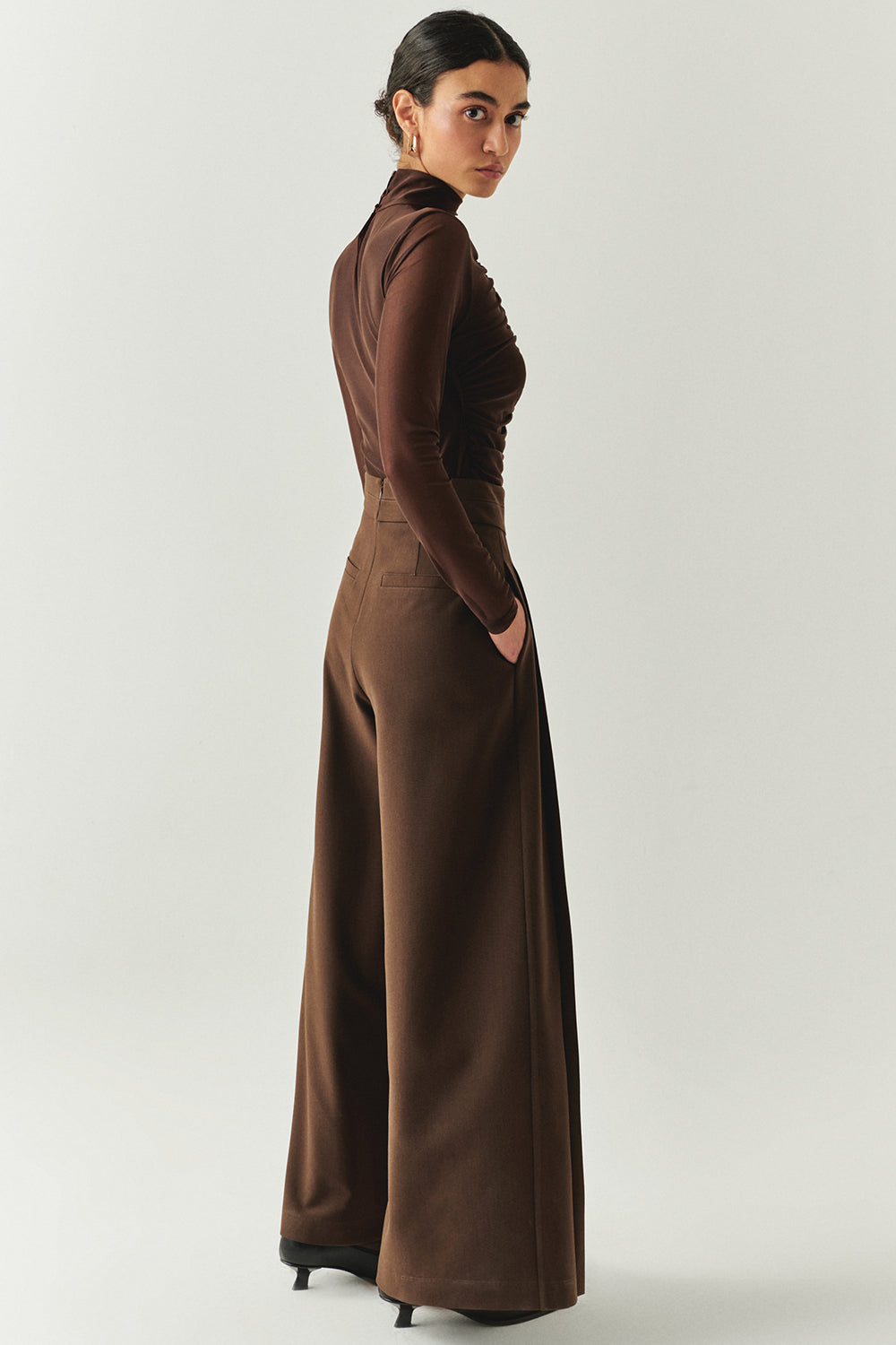 Exquise-Pileli Yüksel Bel Geniş Paçalı Regular Cepli Kahve Pantolon-PANTOLON-4-Milagron.com