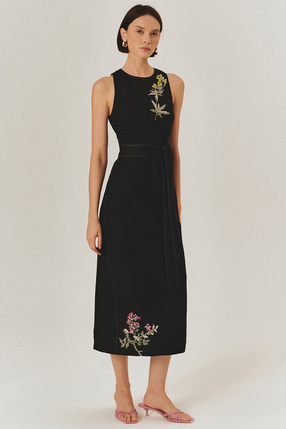 Exquise-Saf Keten Kemer Detaylı çiçek İşlemeli Siyah Midi Elbise-Elbise-1-Milagron.com