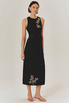 Exquise-Saf Keten Kemer Detaylı çiçek İşlemeli Siyah Midi Elbise-Elbise-1-Milagron.com