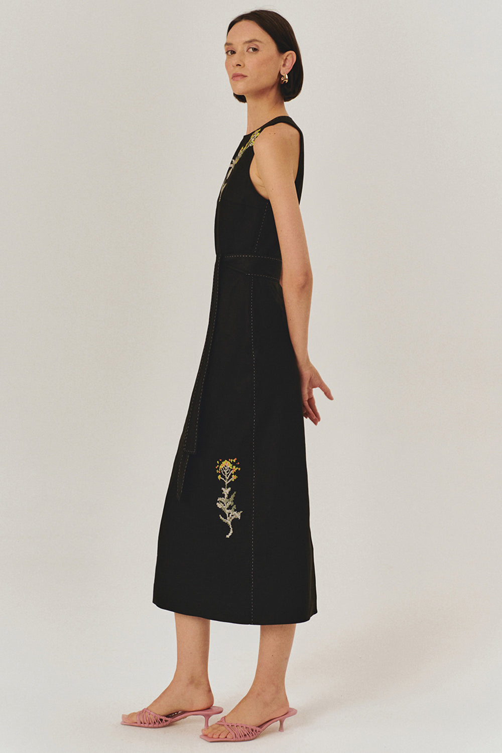 Exquise-Saf Keten Kemer Detaylı çiçek İşlemeli Siyah Midi Elbise-Elbise-4-Milagron.com