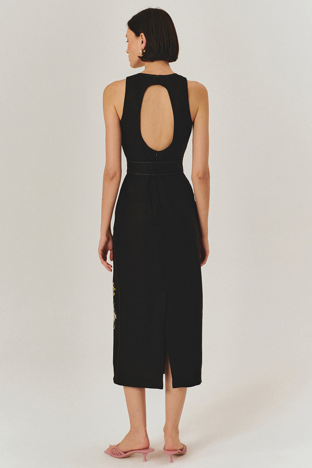 Exquise-Saf Keten Kemer Detaylı çiçek İşlemeli Siyah Midi Elbise-Elbise-5-Milagron.com