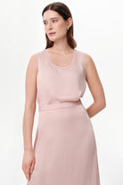Exquise-Yuvarlak Yaka Saten Yüzeyli Ajurlu Regular Pembe Bluz-Bluz-4-Milagron.com