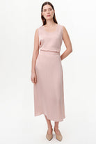 Exquise-Yuvarlak Yaka Saten Yüzeyli Ajurlu Regular Pembe Bluz-Bluz-8-Milagron.com