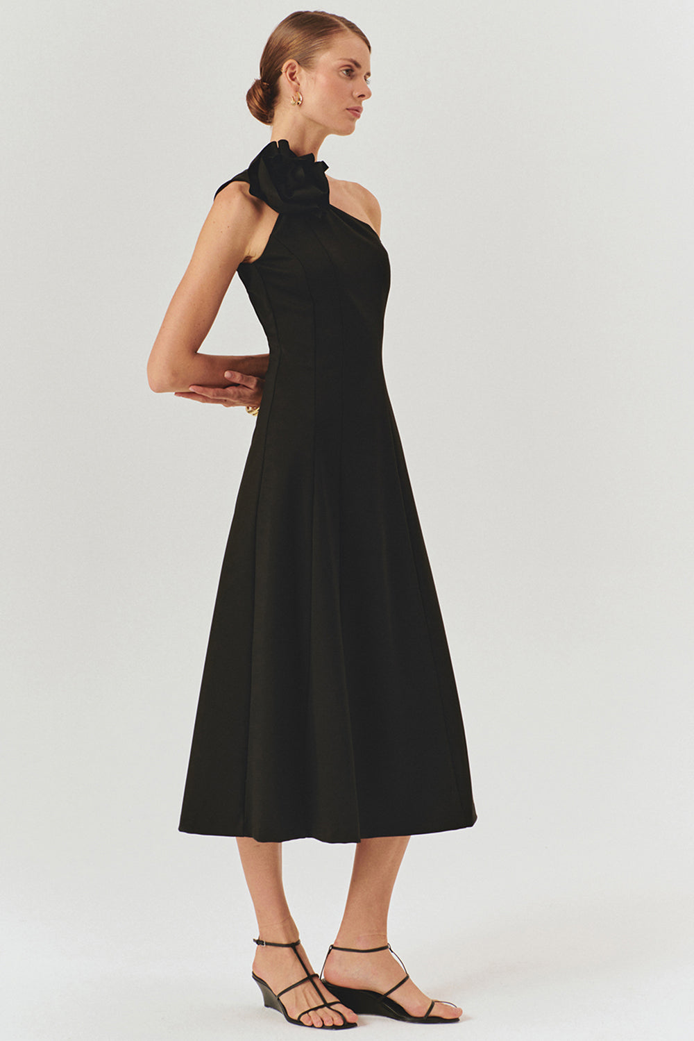 Exquise-Siyah Tek Omuzlu çiçek Detaylı A Kesim Midi Elbise-ELBİSE-3-Milagron.com