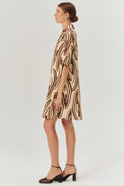 Exquise-Soyut Desenli Tokalı Kemer Detaylı Pamuklu Gömlek Yaka Regular Elbise-Elbise-4-Milagron.com