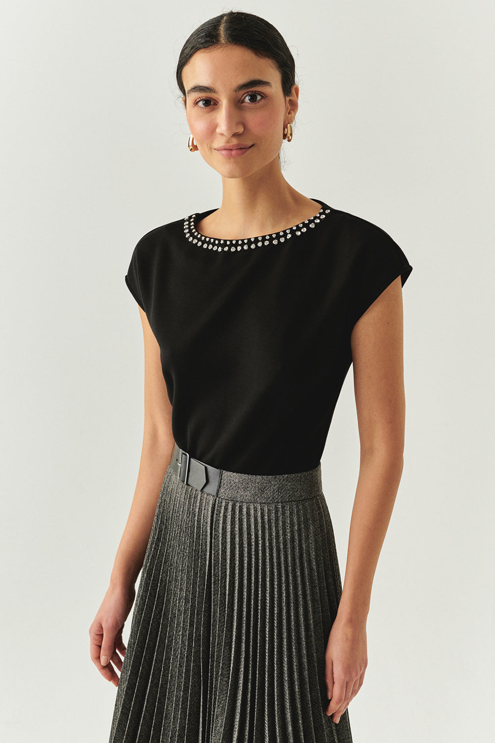 Exquise-Taş Detaylı Kayık Yaka Kolsuz Regular Siyah örme Bluz-BLUZ-1-Milagron.com